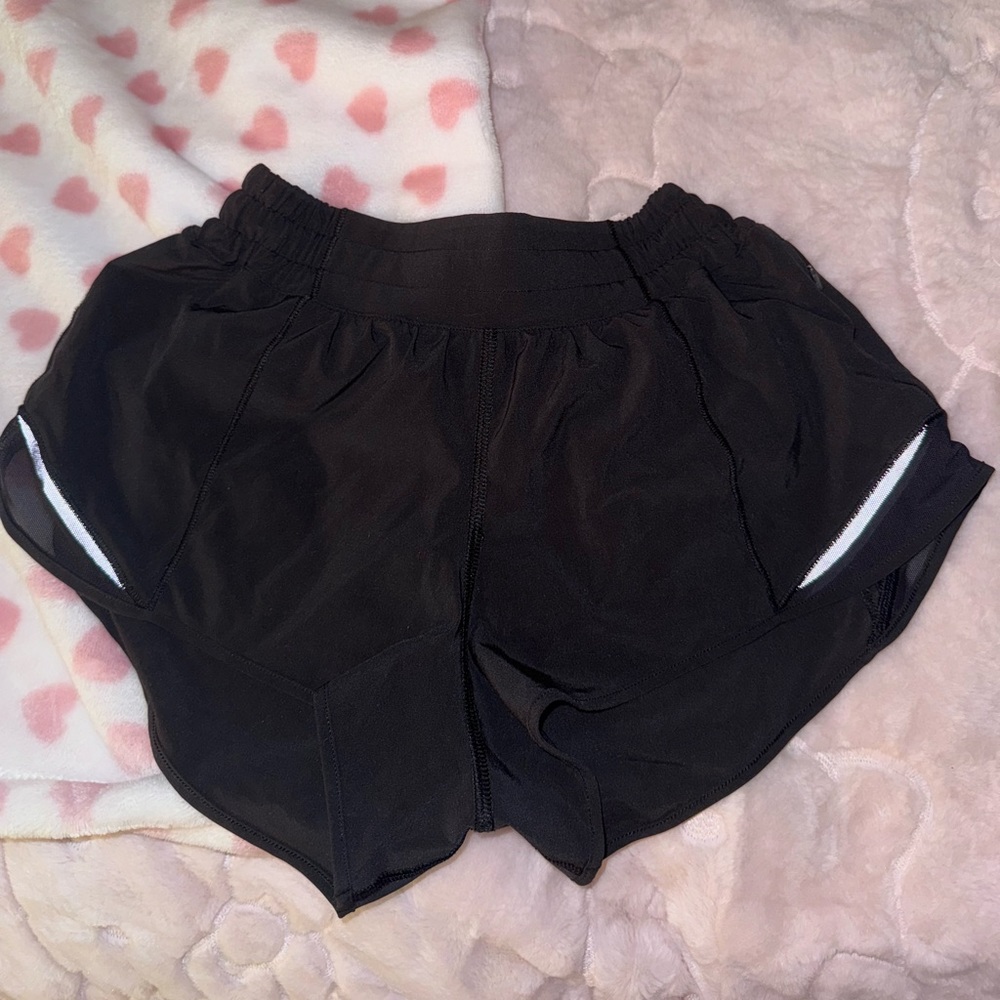 Lululemon black hotty hot low rise 2.5 inch shorts in size 4